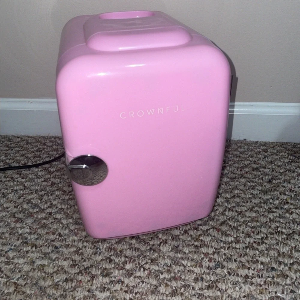 Pink Mini fridge - Picture 2 of 6
